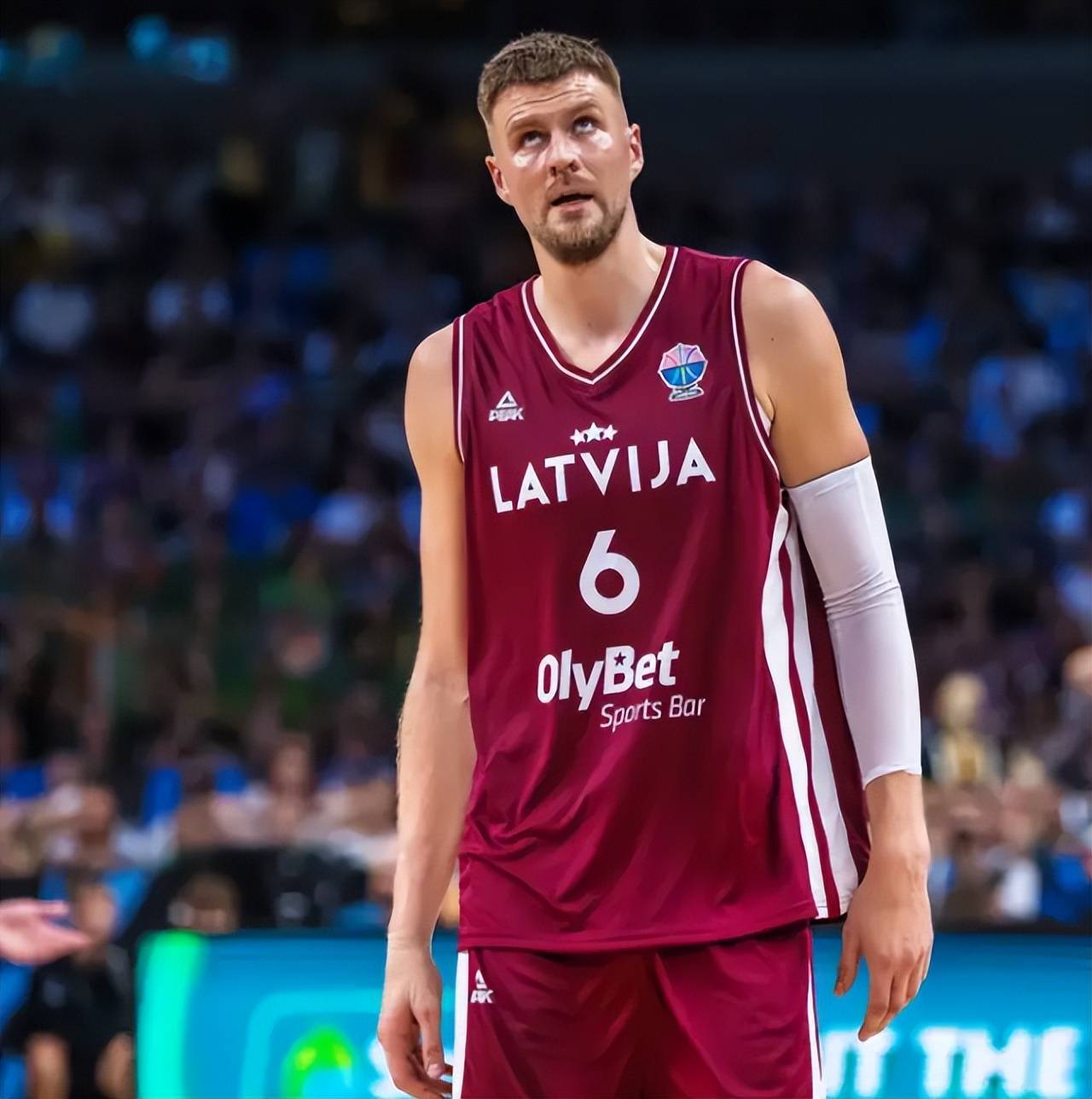 希腊男篮鏖战菲律宾男篮，浓眉惊艳世界