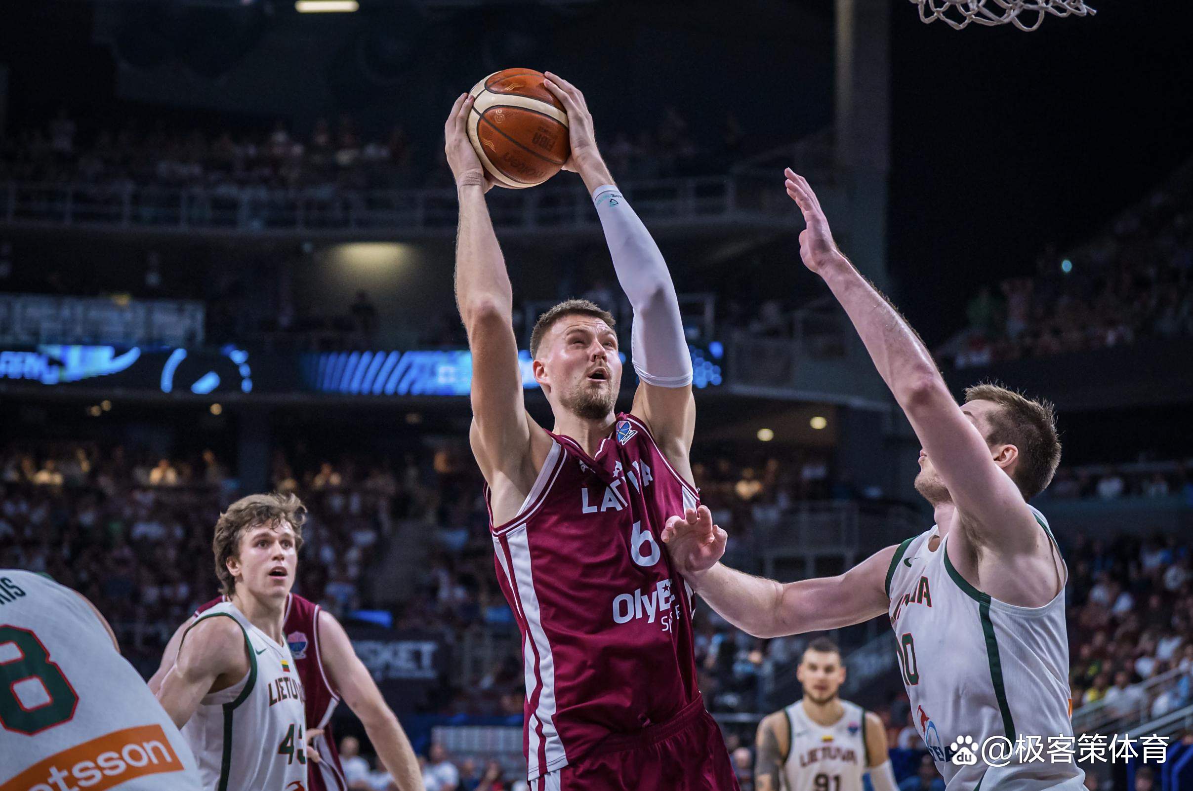 法国男篮碾压立陶宛男篮，西蒙斯送出助攻