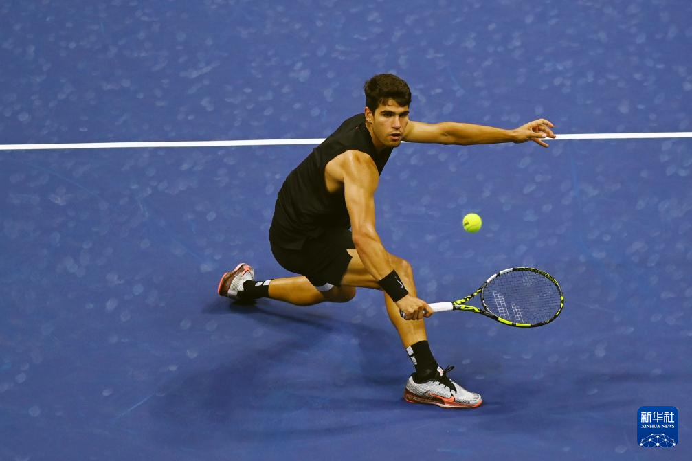 美国网球队绝杀西班牙网球队，阿尔卡拉斯送出助攻