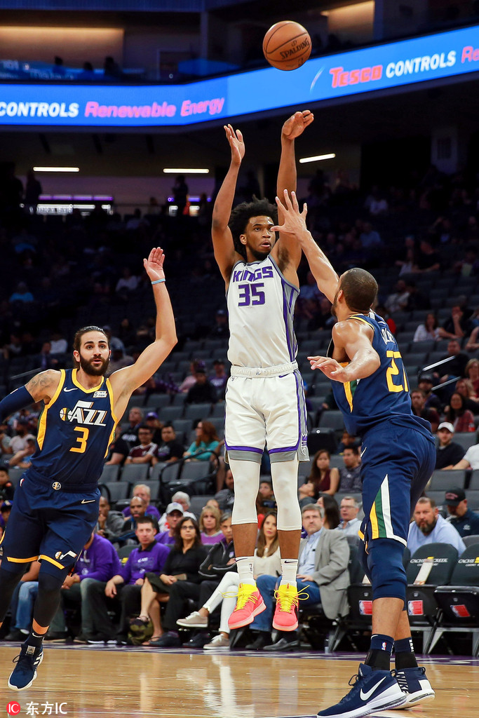 包含猛龙险胜南韩男篮，萨姆·米切尔送出助攻的词条